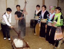 Công đoạn giã gạo đẻ làm bánh dày.