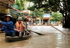 Các đồng chí lãnh đạo thành phố kiểm tra tình hình khắc phục hậu quả cơn bão số 4 tại các điểm trường học.