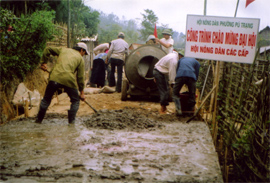 Nông dân phường Pú Trạng, thị xã Nghĩa Lộ (Yên Bái) tham gia làm đường giao thông.