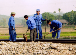 Công nhân Công ty Quản lý Đường sắt Yên Lào duy tu, bảo dưỡng đường.
Ảnh: Thu Hạnh