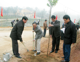 Các đồng chí lãnh đạo tỉnh và thành phố Yên Bái tham gia trồng cây mùa xuân.