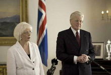 Bà Sigurdardottir (trái) báo cáo với Tổng thống Iceland về chính phủ mới.