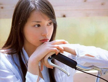 Một cô gái Nhật đăng hình trên trang mạng xã hội myspace.com với lời ghi chú cẩn thận ”nhóm máu: AB”