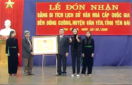 Đồng chí Phạm Thị Thanh Trà trao bằng Di tích lịch sử cấp Quốc gia cho Đền Đông Cuông.