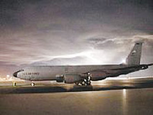 Máy bay vận tải khổng lồ KC-135 của không lực Mỹ hạ cánh tại căn cứ Ha-mát.
