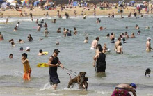 Nắng nóng kỷ lục khiến nhà nhà đổ ra biển tại Melbourne.
