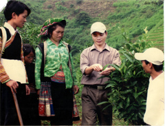 Cán bộ khuyến nông huyện Trạm Tấu hướng dẫn đồng bào Mông kỹ thuật chăm sóc cây chè Shan.
