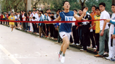 Vận động viên Đặng Văn Lợi - huyện Văn Yên, vô địch nội dung chạy nam chính giải việt dã truyền thống Báo Yên Bái lần thứ 6 năm 2008.
(Ảnh: Thanh Miền)