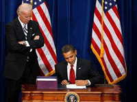 Tổng thống Barack Obama đã chính thức ký thông qua kế hoạch kích thích kinh tế đầy tham vọng trị giá gần 800 tỷ USD.