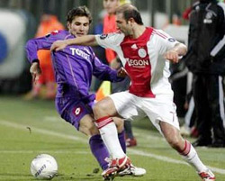 Tiền vệ Kennedy Bakircioglu (phải, tác giả bàn thắng duy nhất cho Ajax) vượt qua Adrian Mutu của Fiorentina.