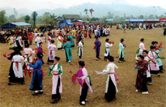 Điệu “Dậm thuông” trong Lễ hội “Cầu mùa” ở xã Thượng Bằng La, huyện Văn Chấn.
