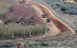Các xe quân sự chở binh sĩ Israel tuần tra dọc biên giới với Lebanon hôm 10/1.