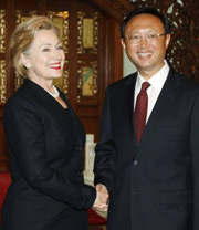 Bà Clinton gặp Thủ tướng Trung Quốc Ôn Gia Bảo.