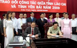 Lãnh đạo hai tỉnh ký kết chương trình hợp tác năm 2009.