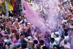 Người dân vẩy bột và nước vào nhau tại lễ hội Holi.