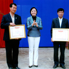 Phó chủ tịch UBND tỉnh Phạm Thị Thanh Trà, Trưởng ban chỉ đạo Tuần lễ quốc gia ATVSLĐ-PCCN tặng bằng khen cho đơn vị có thành tích xuất sắc trong năm 2008.