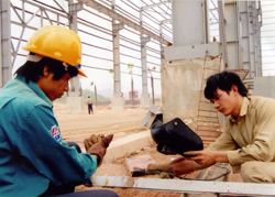 Trên công trường thi công Nhà máy luyện gang thép Cửu Long tại Khu công nghiệp phía nam của tỉnh.