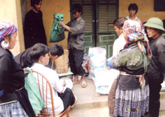 Đồng bào Mông xã Cao Phạ (Mù Cang Chải) nhận giống đậu tương từ chương trình 134 của Chính phủ.