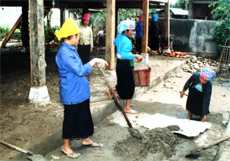 Người dân thôn 1, phường Cầu Thia (thị xã Nghĩa Lộ) góp công sức xây dựng nhà văn hóa.

