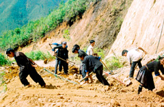 Đoàn viên xã Chế Tạo (Mù Cang Chải) san tạo mặt đưòng vào trung tâm xã bị sạt lở do ảnh hưởng cơn bão số 6 năm 2008. (Ảnh: Anh Dũng)