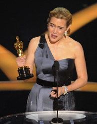 Kate Winslet xúc động với giải nữ diễn viên chính xuất sắc nhất tại Lễ trao giải Oscar 2009