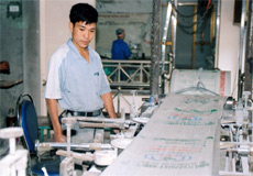 Dây chuyền sản xuất bao bì xi măng Yên Bình. (Ảnh: Quang Thiều)