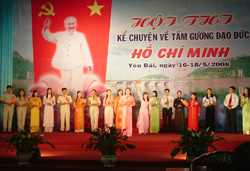 Các thí sinh tham dự chung kết Hội thi kể chuyện tấm gương đạo đức Hồ Chí Minh cấp tỉnh năm 2008.