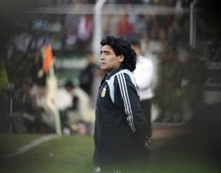 Maradona bất lực đứng nhìn các học trò thảm bại trước Bolivia.