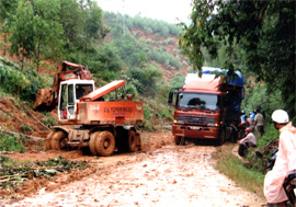 Ngành giao thông vận tải luôn chủ động phương tiện để nhanh chóng khắc phục những điểm sạt lở đảm bảo giao thông thông suốt, an toàn trong mùa mưa lũ.

