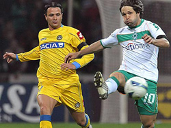 Diego (trắng) góp công lớn đem về chiến thắng cho Bremen.
