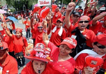 Những người áo đỏ ủng hộ Thaksin biểu tình phản đối chính phủ ở Bangkok.