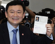 Cựu Thủ tướng Thaksin cầm hộ chiếu khi còn đương chức.