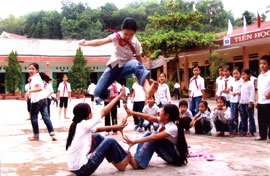 Trò chơi “chồng nụ, chồng hoa” giờ ra chơi của học sinh Trường tiểu học Lê Văn Tám (thành phố Yên Bái).
