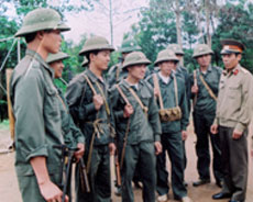 Lãnh đạo Trường Quân sự tỉnh trao đổi với các học viên về công tác quân sự địa phương.
