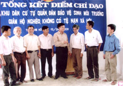 Ông Đặng Lâm Thao - Phó chủ tịch Ủy ban MTTQ tỉnh (đứng thứ 4 bên phải) trao đổi kinh nghiệm vận động với ban công tác mặt trận thôn Khe Hóp xã Yên Hợp.

