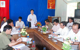 Đồng chí Lê Mạnh Hùng - Phó bí thư Tỉnh ủy làm việc tại xã Hồ Bốn (Mù Cang Chải).