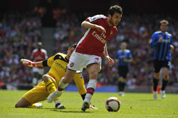 Fabregas vượt qua thủ môn Jones và ấn định tỷ số 2-0 cho Arsenal.