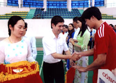 Đồng chí Nguyễn Tiến Thành - Giám đốc Sở Xây dựng Yên Bái tặng hoa và cờ lưu niệm cho các đoàn.