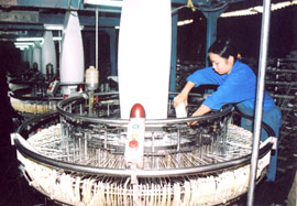 Công nhân Công ty TNHH Yên Phú (Yên Bình) vận hành dây chuyền sản xuất bao bì. (Ảnh: Quang Thiều)