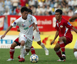 Lee Nguyễn (trắng) tỏa sáng đúng lúc giúp đội bóng phố núi có trận thắng quan trọng ở vòng 10.