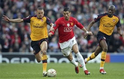 Hàng thủ Arsenal liên tục khốn khổ vì những tình huống lên bóng thần tốc và sắc sảo của MU.