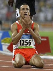 Rashid Ramzi ăn mừng sau khi đoạt HCV tại Olympic Bắc Kinh.