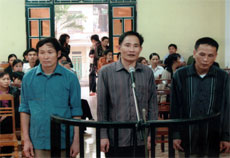 Từ trái sang phải Trần Văn Dân, Trần Mạnh Hùng và Vũ Tiến Hải trước vành móng ngựa.

