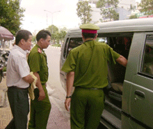 Lực lượng làm nhiệm vụ dẫn ông Phạm Văn Quang từ nhà riêng về nơi tạm giữ.