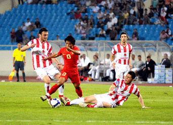 Quang Hải tả xung hữu đột trước hàng hậu vệ của Olympiakos.