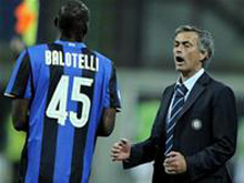 Mourinho không hài lòng với thái độ thi đấu của Balotelli.