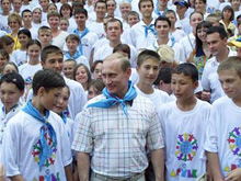 Ông Putin đến thăm một ngôi trường ở Ukraine và giao lưu với các em học sinh hồi tháng 7/2001.