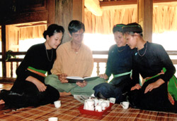 Các thành viên của Hội văn nghệ làng văn hóa Nà Ké tập bài hát mới tại nhà Chủ tịch Hội đồng làng Dương Văn Canh.

