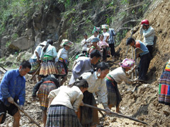 Nông dân xã Bản Mù, huyện Trạm Tấu hót đất đường bị sạt lở do mưa lũ.