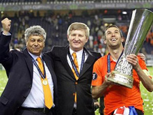 HLV Mircea Lucescu, tỷ phú Rinat Akhmetov và đội trưởng Darijo Srna với cúp vô địch UEFA Cup.
